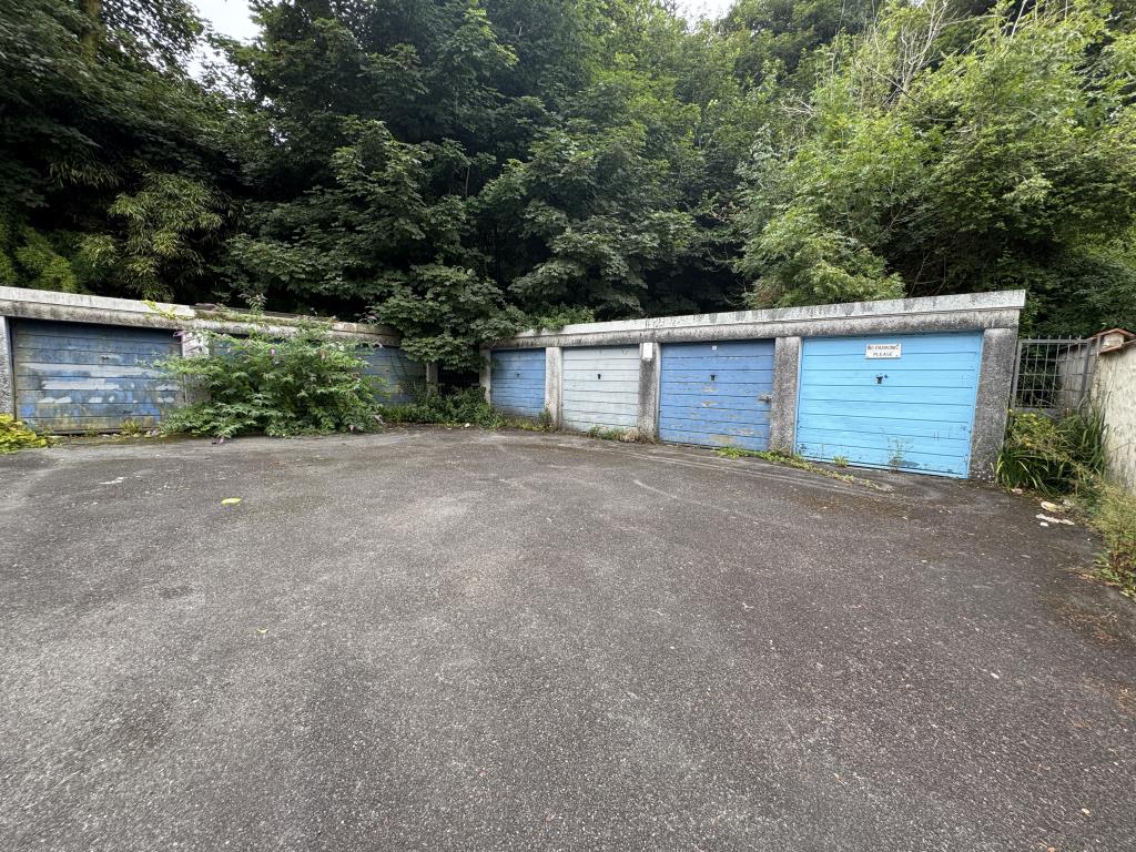 Lot: 18 - FOURTEEN FREEHOLD GARAGES AND FORECOURT - Garages